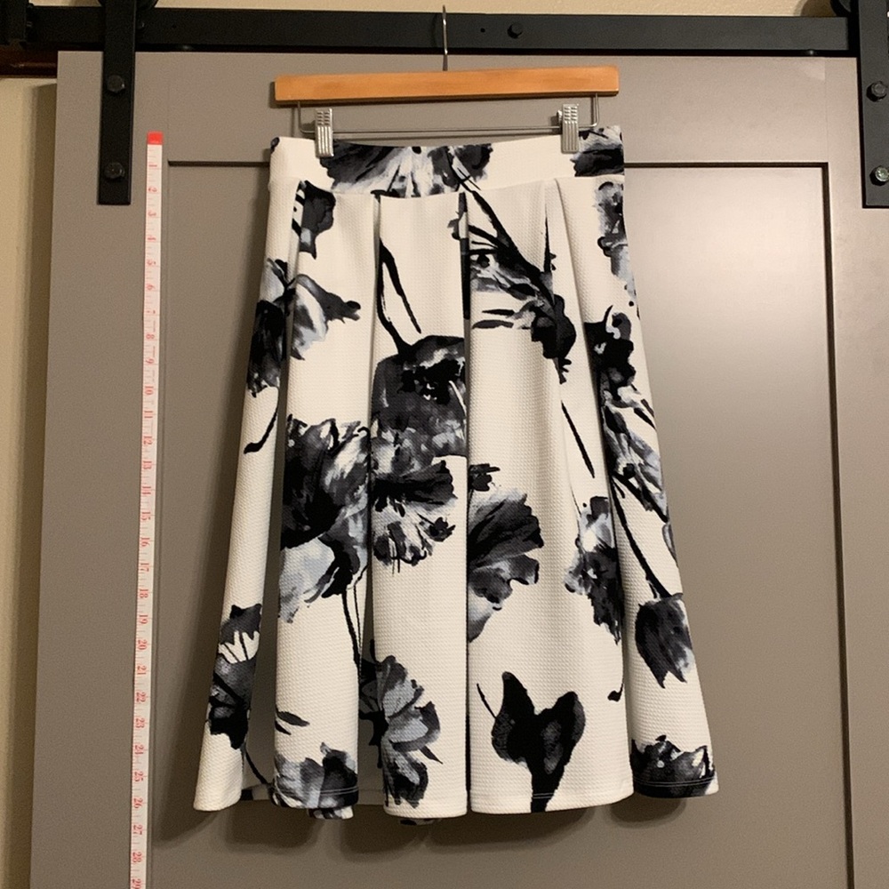 Haute Monde Textured Floral Pleated Elastic Waist A-Line Midi Skirt Medium